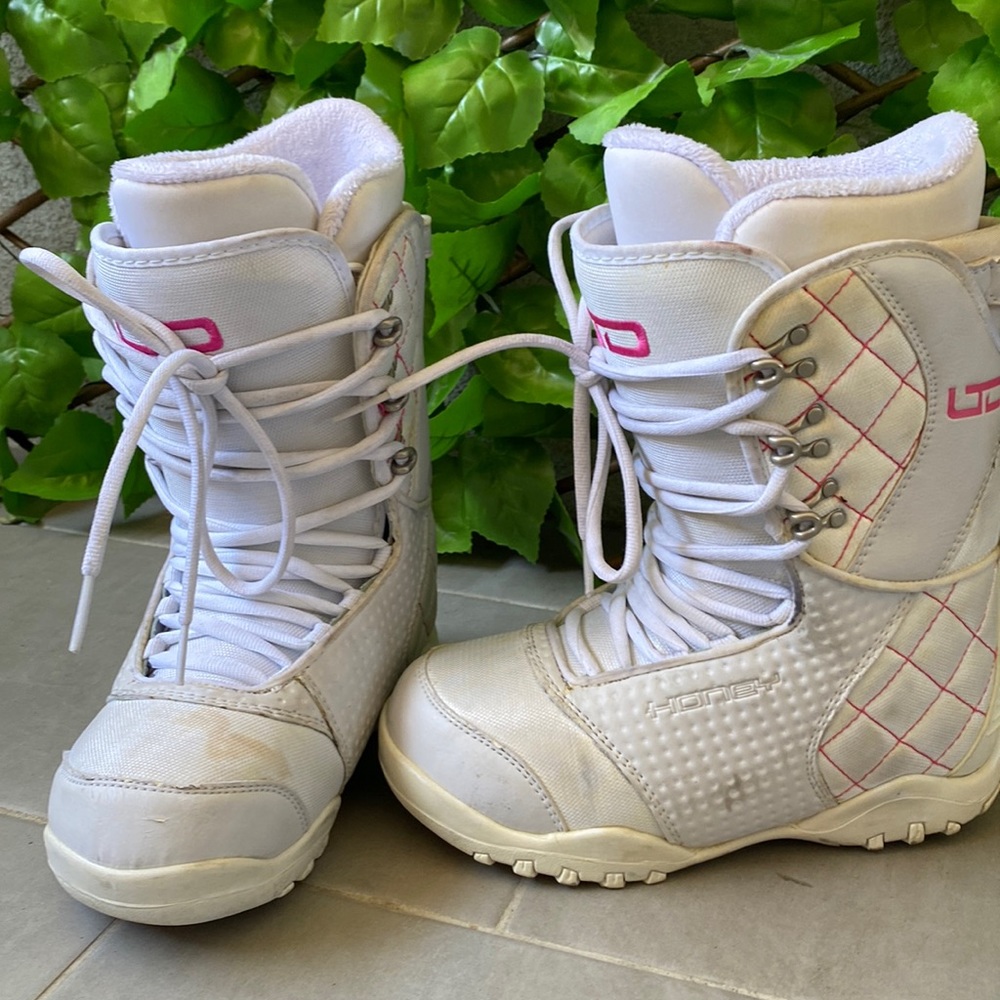 LTD Womens size 8 snowboard boots